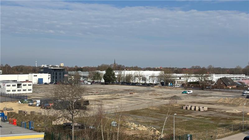Mit diesem unbebauten Grundstück am Alten Postweg besitzt das Unternehmen Implantcast eine Erweiterungsfläche. Im Sommer ist es Festivalfläche für den Containerrave.