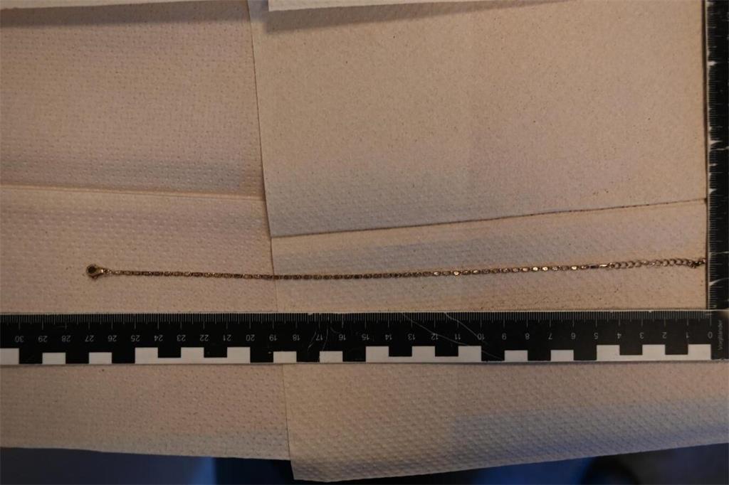 Mit diesen Fotos sucht die Polizei Rotenburg nach dem Eigentümer oder Hinweisgeb...