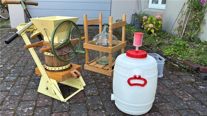 Weinreben mitten in der Stadt: Stader Hobbywinzer stellen edle Tropfen her Mit diesen Geräten stellen die Heinemeyers in ihrem Keller Wein her.