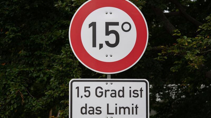 Mit diesen Schildern machen Klima-Aktivisten auf das Ziel des Pariser Klimaabkommens aufmerksam.