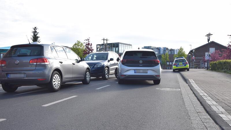 Mit drei Fahrzeugen stellte die Polizei den vermutlich provozierten Unfall an der Straße "Beim Salztor" nach.