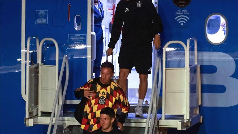 Nagelsmanns Belohnung nach einem WM-Turbostart zum Träumen Mit drei Punkten und sieben Toren im Gepäck zurück in Winston-Salem: Julian Nagelsmann beim Verlassen des DFB-Fliegers.