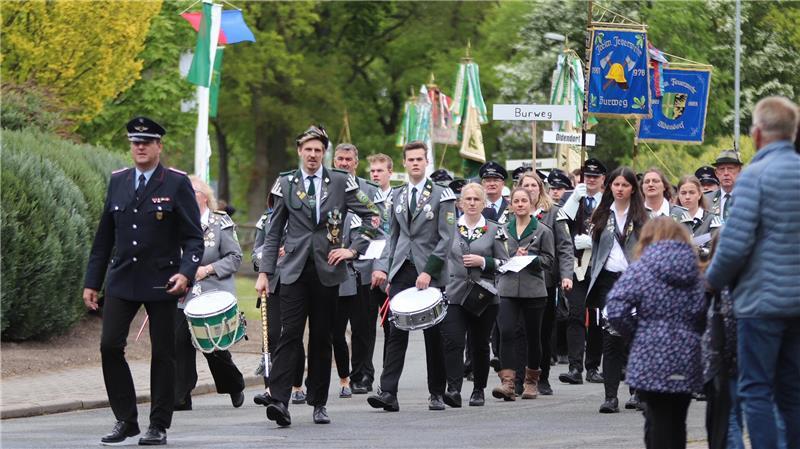 Mit drei Spielmannszügen durch Burweg: Der Festumzug mit den Fahnenabordnungen bietet ein sehenswertes Bild. Burwegs Ortsbrandmeister Michael Eckhoff führt den Zug an.