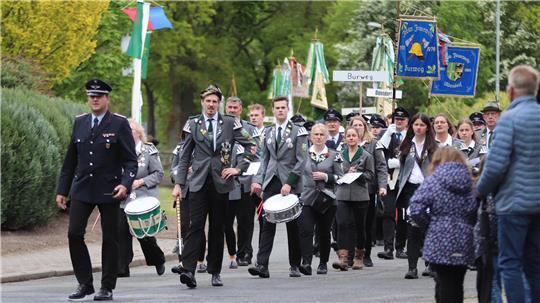 Mit drei Spielmannszügen durch Burweg: Der Festumzug mit den Fahnenabordnungen bietet ein sehenswertes Bild. Burwegs Ortsbrandmeister Michael Eckhoff führt den Zug an.