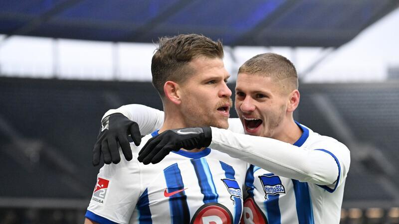 Niederlechner-Dreierpack für Hertha - Paderborn siegt spät Mit drei Toren Herthas Matchwinner gegen Elversberg: Florian Niederlechner (l).