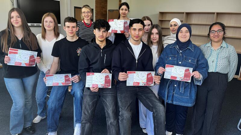 Mit eigener Stimme in mehreren Sprachen: Schülerinnen und Schüler der BBS II in Stade haben den Audio-Stadtrundgang zur NS-Zeit in Stade jetzt selbst übersetzt und eingelesen.