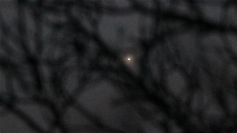 Von wegen versteckt – Hier scheint die Venus hell wie der Mond Mit einem 300mm-Zoomobjektiv sieht die Venus derzeit so aus.