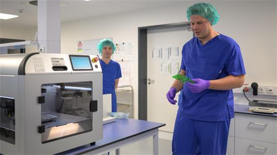 Mit einem 3D-Arzneimitteldrucker stellt die Apotheke des Klinikums Oldenburg Kautabletten für schwer kranke Kinder her. 