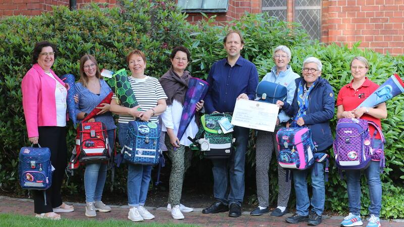 Mit einem 60-Euro-Gutschein unterstützen St. Petri und der Lions Club Buxtehude - Franziska von Oldershausen bedürftige Familien.