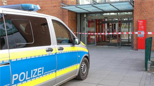 Mit einem Absperrband der Polizei ist am Einkaufszentrum Schenefeld der Zugang zum Einkaufszentrum und zu einer Filiale der Sparkasse Südholstein gesichert.