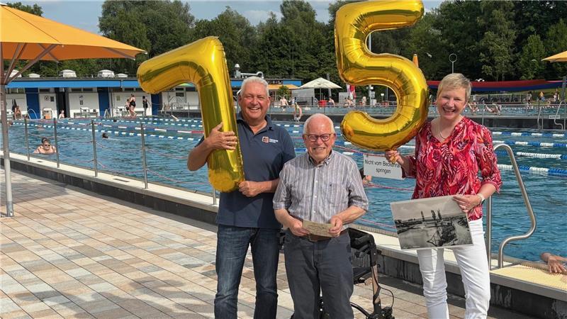 Mit einem Aktionstag am Mittwoch, 25. Juni, feiert das Heidebad in Buxtehude das 75-jährige Bestehen. Stadtwerke-Geschäftsführer Stefan Babis (links), Stadtratsmitglied Robert Kamprad und Betriebsleiterin Sonja Koch sind in Feierlaune.