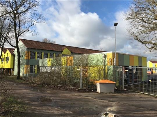 Mit einem Anbau (im Vordergrund) wurden im Bockhorster Weg zwei Klassenräume und ein Multifunktionsraum geschaffen. Foto: Helfferich