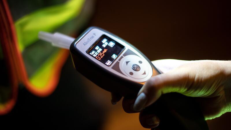 Taxifahrer mit 2,3 Promille auf Tour Mit einem Atemalkoholtest überprüften die Zevener Polizisten, ob der Taxifahrer unter Einfluss von Alkohol gefahren war (Symbolbild).