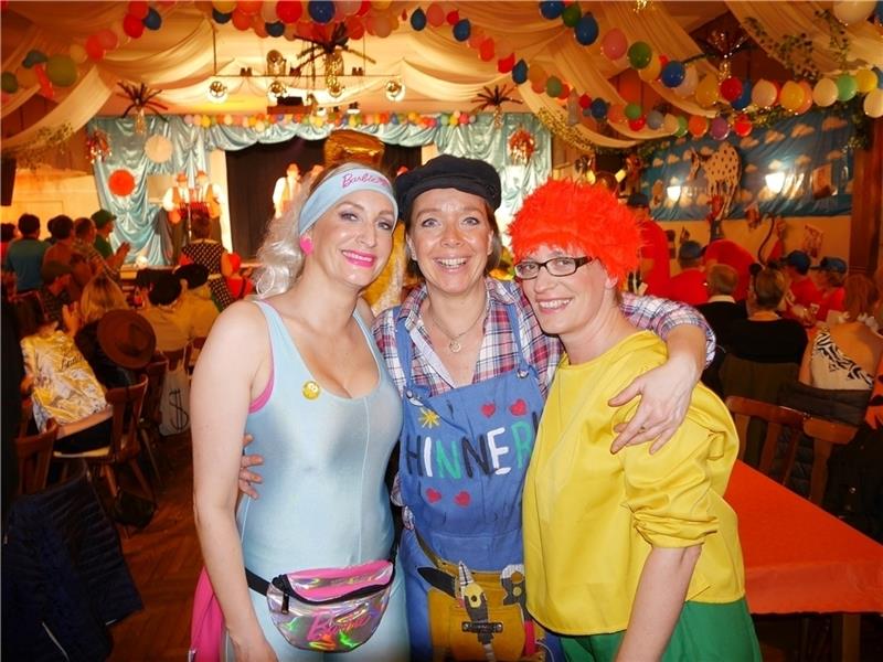 Mit einem Augenzwinkern verkleideten sich Corinna Thießen (von links), Petra Schulz und Janina Klenke als Helden ihrer Kindheit.