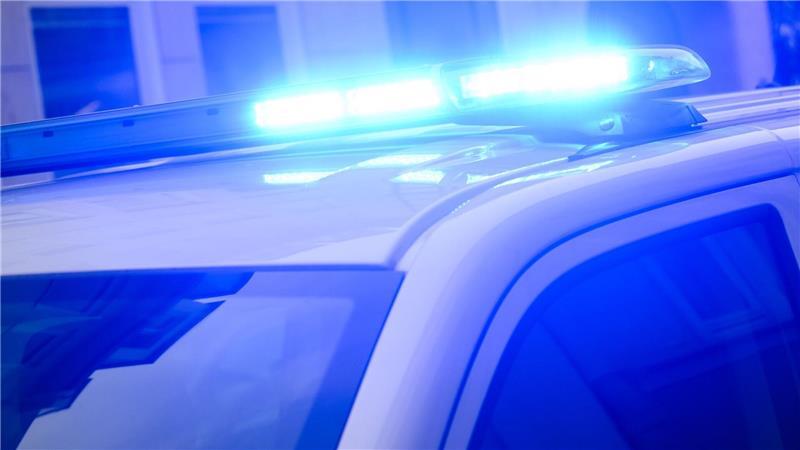 Mit einem Auto soll ein Mann in Varel seine getrennt von ihm lebende Ehefrau getötet haben. Die Polizei ermittelt wegen Mordes. (Symbolbild)