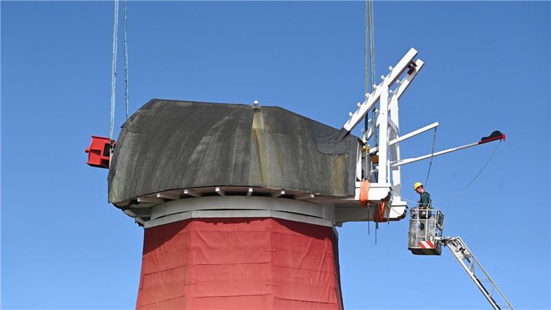 Rote Windmühle in Greetsiel hat Kappe wieder Mit einem Autokran wurde die tonnenschwere Kappe wieder auf die Mühle gesetzt.