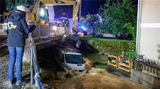 Mit einem Bagger musste dieser Kastenwagen im bayerischen Kastl geborgen werden.