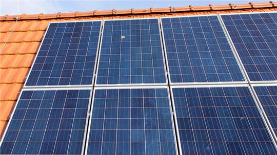 Mit einem Batteriespeicher kann der Selbstnutzungsgrad des Solarstromes, der durch eine eigene Photovoltaikanlage auf dem Dach erzeugt wird, deutlich gesteigert werden.
