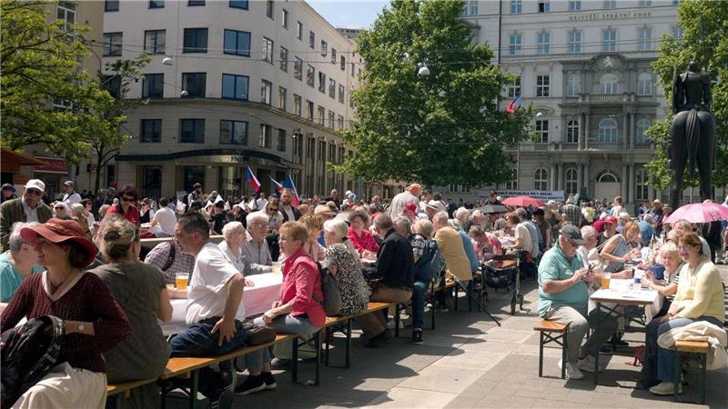 Mit einem Begegnungsfest an einem „langen Tisch“, Volksmusik und Tanzaufführungen hat in Brünn (Brno) der 76. Sudetendeutsche Tag begonnen. 