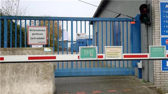 Mit einem Betonklotz verbarrikadiert: Mitte vergangener Woche hat die Stadt Nordenham dem Treiben im „Königreich Deutschland“ einen tonnenschweren Riegel vorgeschoben.