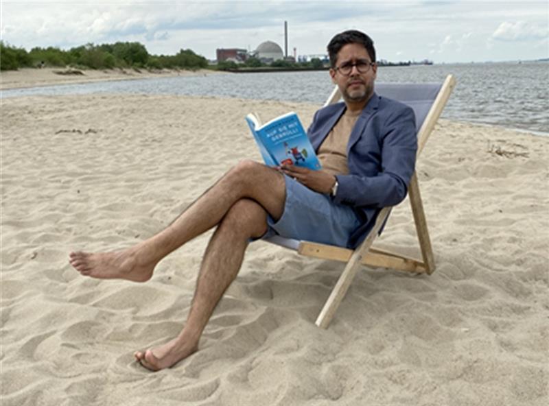 Mit einem Buch entspannt am Bassenflether Strand: Hasnain Kazim wird hier erstmals aus „Mein Kalifat“ lesen.