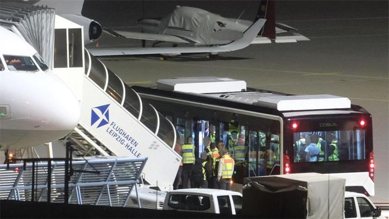 Sammelabschiebung nach Afghanistan - Fokus auf Straftäter Mit einem Bus wurden die Männer zum Flugzeug gebracht.