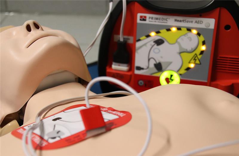 Mit einem Defibrillator reanimieren die Notfallgruppen wenn nötig Menschen, bis der Rettungsdienst eintrifft. Symbolfoto: Pixabay