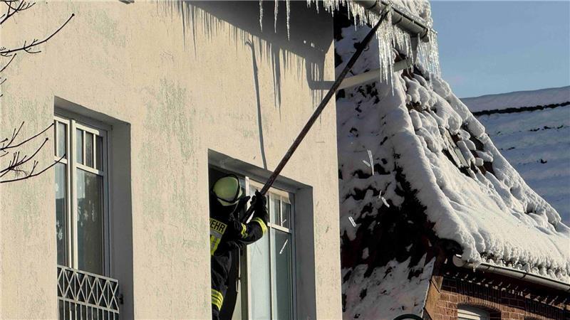 Mit einem Einreißhaken rückte die Feuerwehr den Eiszapfen zuleibe.