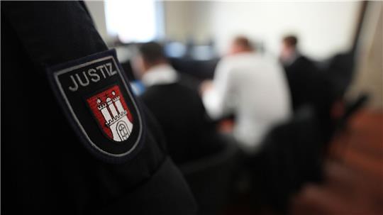Mit einem Fußtritt reagierte der angeklagte Polizist nach Angaben seiner Verteidiger auf den Angriff eines in Gewahrsam genommenen Betrunkenen.