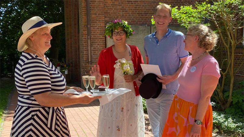 Spontan-Hochzeit: Die schönsten Bilder der Trauungen im Landkreis Stade Mit einem Glas Sekt wurde vor der Kirche St. Nikolai zu Borstel angestoßen.