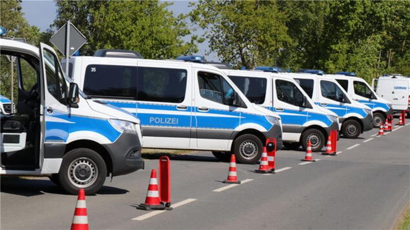 Mit einem Großaufgebot an Einsatzkräften hat die Polizei seit Freitagnachmittag die Teilnehmer eines Rockertreffens in Cuxhaven-Altenwalde kontrolliert. 