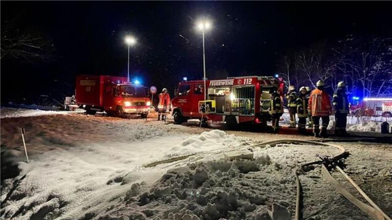 Großbrand zerstört Wohnhaus und Scheune – 200.000 Euro Schaden Mit einem Großaufgebot rückten Feuerwehren und Rettungsdienste an, um den Brand unter Kontrolle zu bringen.