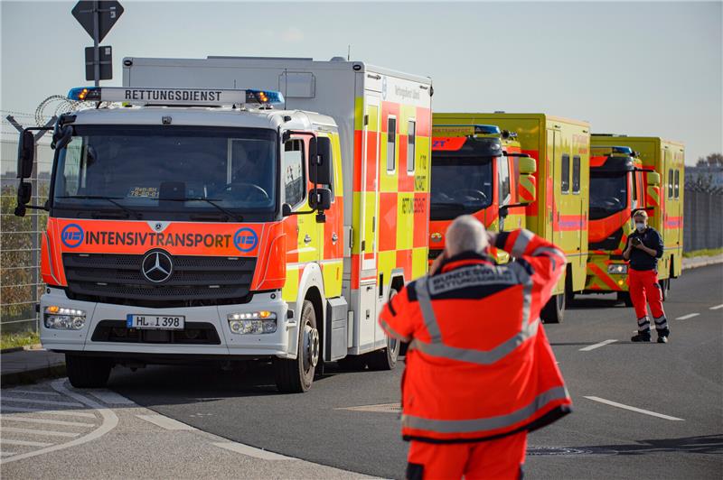 Alarm am Hamburger Flughafen – Maschine mit Problemen Mit einem Großaufgebot rückten die Rettungskräfte am Hamburger Flughafen aus. Symbolbild: dpa