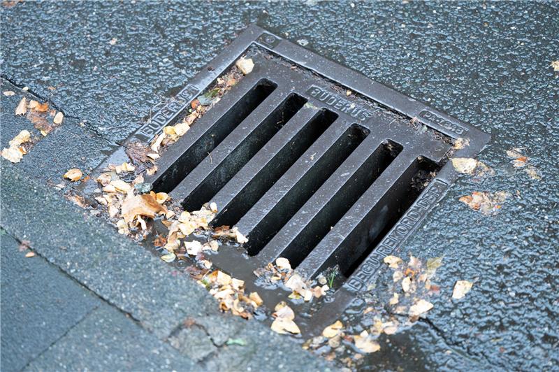 Einbrecher werfen Gullydeckel in Stader Geschäft Mit einem Gullideckel warfen die mutmaßlichen Einbrecher die Eingangstür des Nagelstudion in der Steilen Straße ein. Symbolfoto: dpa