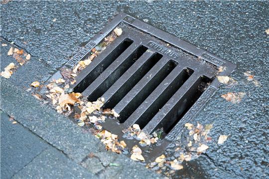 Mit einem Gullideckel warfen die mutmaßlichen Einbrecher die Eingangstür des Nagelstudion in der Steilen Straße ein. Symbolfoto: dpa