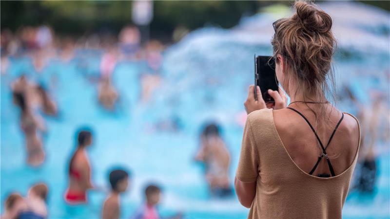 Mit einem Handy die Badenden im Freibad fotografieren? Das ist keine gute Idee. 