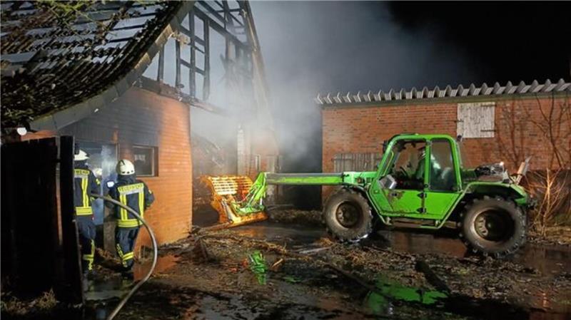 Altes Bauernhaus brennt im Kreis Cuxhaven ab – Polizei verdächtigt Jugendliche Mit einem Hoftruck wird begonnen, das einsturzgefährdete Haus einzureißen. Brennende Maschinen werden aus dem Gebäude geholt, um sie im Freien abzulöschen.