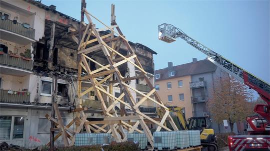 Mit einem Holzgerüst wurde das Gebäude stabilisiert.