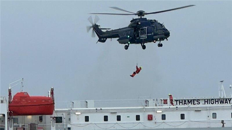 Mit einem Hubschrauber der Bundespolizei vom Typ „Super Puma“ wurden die Feuerwehrkräfte auf das Schiff gebracht. 