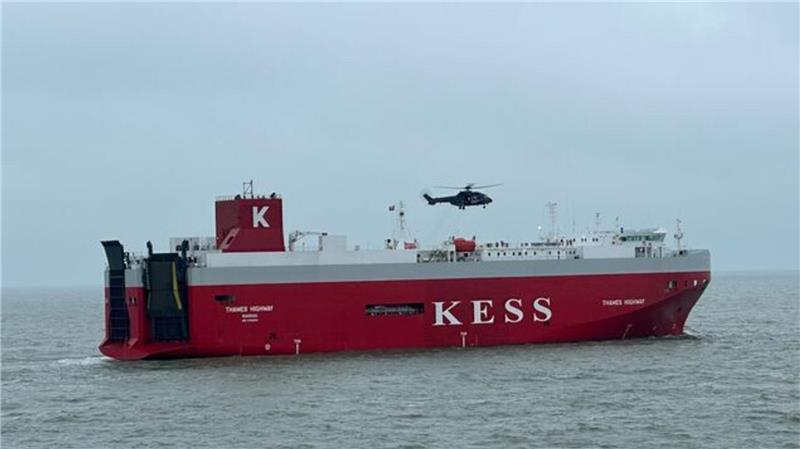 Mit einem Hubschrauber der Bundespolizei vom Typ "Super Puma" wurden die Feuerwehrkräfte auf das Schiff gebracht. 