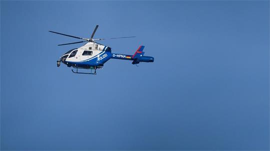 Mit einem Hubschrauber suchte die Polizei nach dem flüchtigen Autofahrer. (Symbolbild)