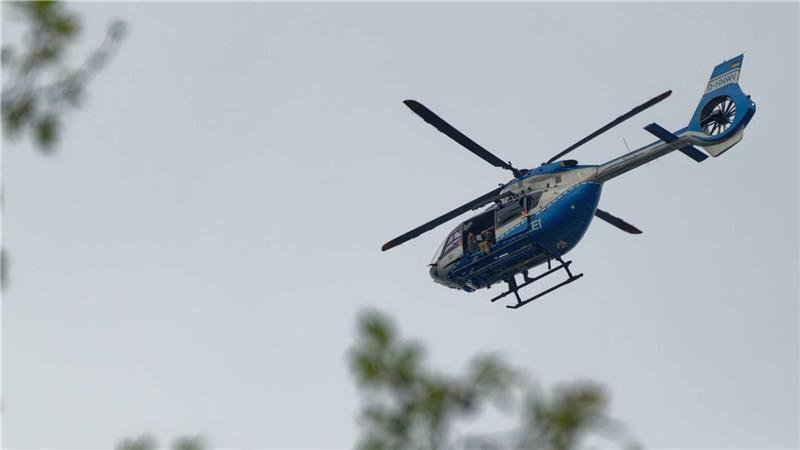 Mit einem Hubschrauber wie diesem hat die Rotenburger Polizei in der Nacht zum Montag nach den verschwundenen Insassen eines verunglückten Autos gesucht (Symbolbild). Foto: dpa