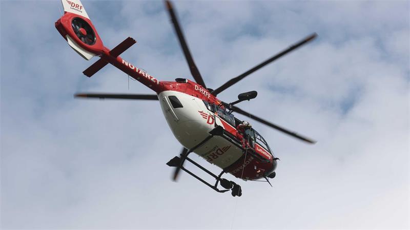 Mit einem Hubschrauber wird der 63-Jährige in eine Klinik geflogen. (Symbolbild)