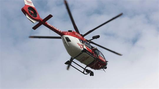 Mit einem Hubschrauber wird der 63-Jährige in eine Klinik geflogen. (Symbolbild)