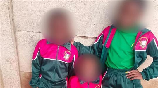 Mit einem Koffer voll mit Kleidung kam Brigeter Mhepo-Kudlick in Harare an. Ethan Uwe (links), Anesu und ihre Schwester Princess (rechts) präsentieren die neue Ausstattung.