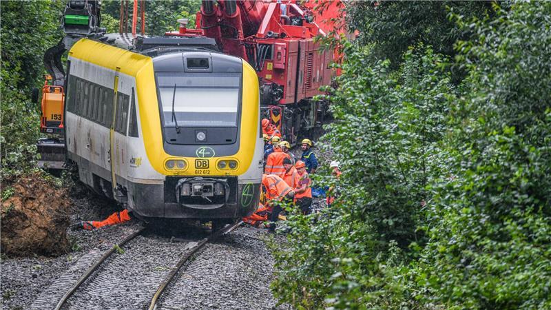 Letzter Wagen nach Zugunglück geborgen Mit einem Kran wird an der Unfallstelle, an der ein Regionalzug entgleist ist, gearbeitet. Ein Regionalexpress war am Sonntagabend (27.07.2025) in Riedlingen nach bisherigen Erkenntnissen infolge eines Hangrutsches entgleist.