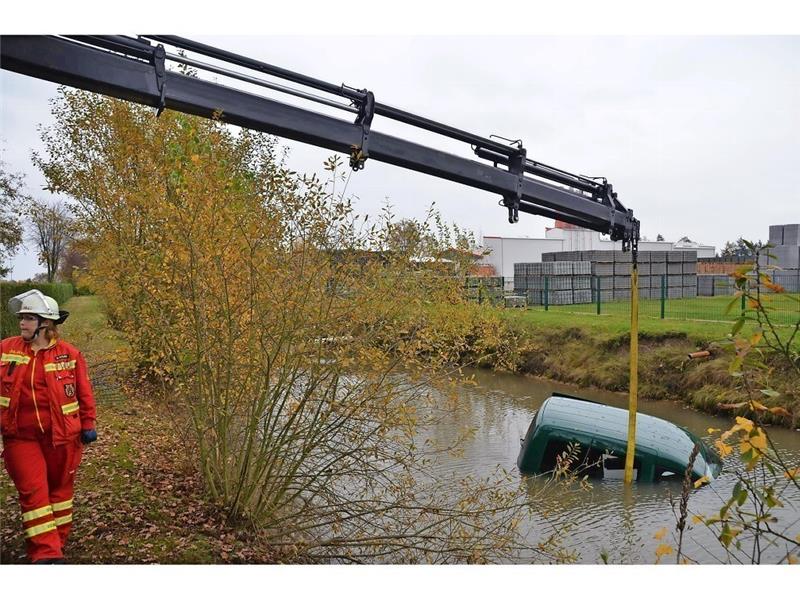 Mit einem Kranwagen zog die DLRG das Auto aus dem Teich . Foto Polizei