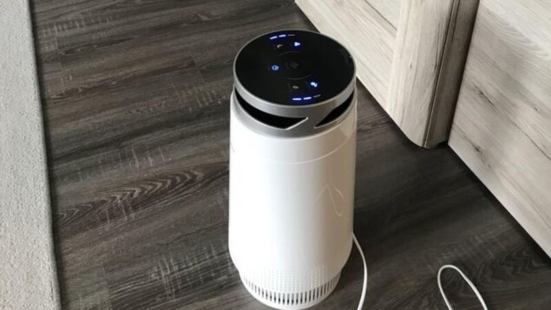 Schimmel in der Wohnung: Hoffnung für hilfloses Ehepaar - Sachkundiger schaltet sich ein Mit einem Luftreinigungsgerät im Wohnzimmer hoffen die Mieter, das von den Sporen ausgehende Risiko zu minimieren.