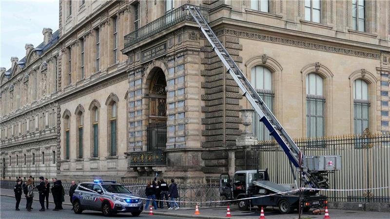 Nach Louvre-Raub: DNA-Spuren führen zu Festnahmen Mit einem Möbelaufzug gelangen die Täter in das Museum. (Archivbild)