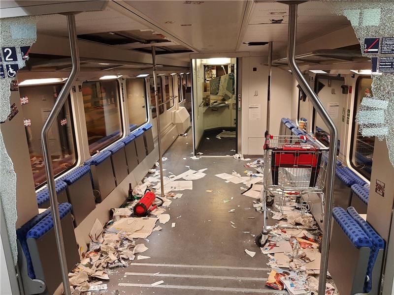 Fußballfans im Norden zerlegen Zug Mit einem Notfallhammer wurde in dem Regionalexpress randaliert. Foto: Bundespolizei Kiel